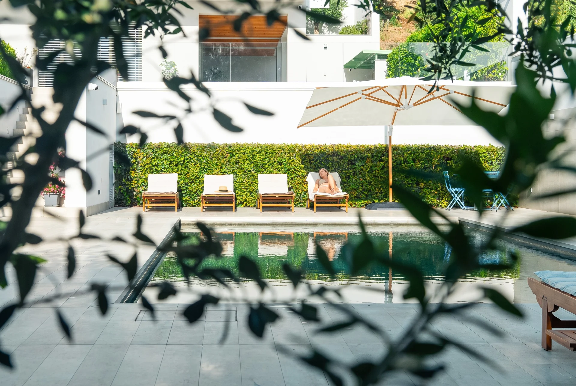La piscina tra le foglie del giardino